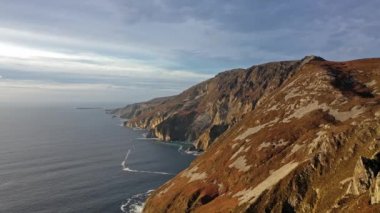 Slieve League Uçurumları, Avrupa 'nın 1972 feet yüksekliğindeki en yüksek deniz uçurumları arasında yer almaktadır.