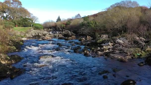 El río Glen y las cascadas de Carrick en el Condado de Donegal - Irlanda — Vídeos de Stock