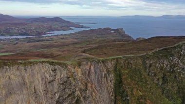 Slieve League Uçurumları, Avrupa 'nın 1972 feet yüksekliğindeki en yüksek deniz uçurumları arasında yer almaktadır.