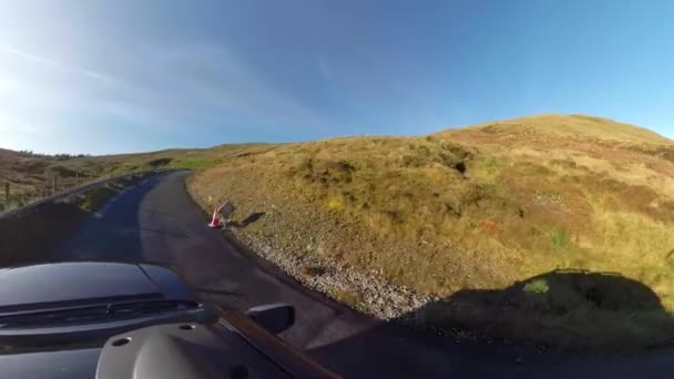 Conduciendo por la carretera Glengesh Mountain Pass en el Condado de Donegal, Irlanda — Vídeo de stock