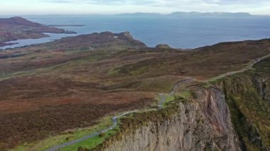 Slieve League Uçurumları, Avrupa 'nın 1972 feet yüksekliğindeki en yüksek deniz uçurumları arasında yer almaktadır.