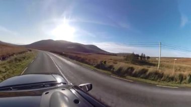 Glenkolumbkille 'den Carrick-Donegal, İrlanda' ya doğru gidiyor.