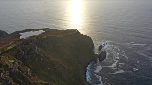 Aerial of Slieve League Cliffs sono tra le scogliere marine più alte d'Europa che si innalzano 1972 piedi o 601 metri sopra l'Oceano Atlantico - Contea di Donegal, Irlanda — Video Stock