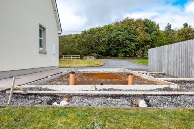 Metal takviye ızgarası ve güçlendirilmiş beton bodrum inşaatı için ahşap çerçeve