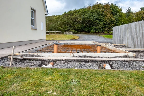 Metal reinforcement grid and wood frame for reinforced concrete basement construction — Stock Photo, Image