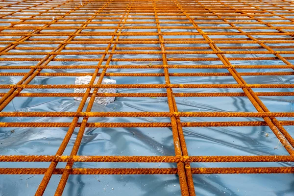 Kovová výztužná mřížka a dřevěný rám pro železobetonové suterénní konstrukce — Stock fotografie