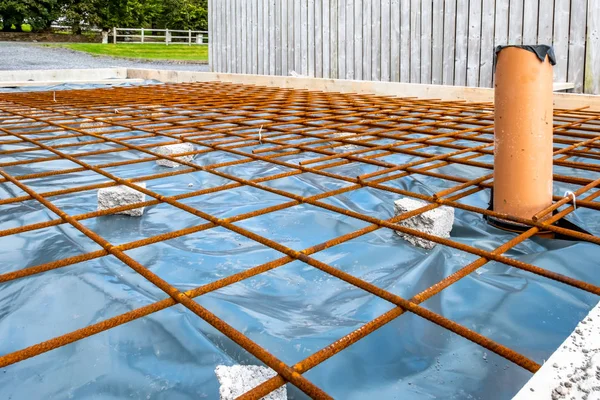 Metal reinforcement grid and wood frame for reinforced concrete basement construction — Stock Photo, Image