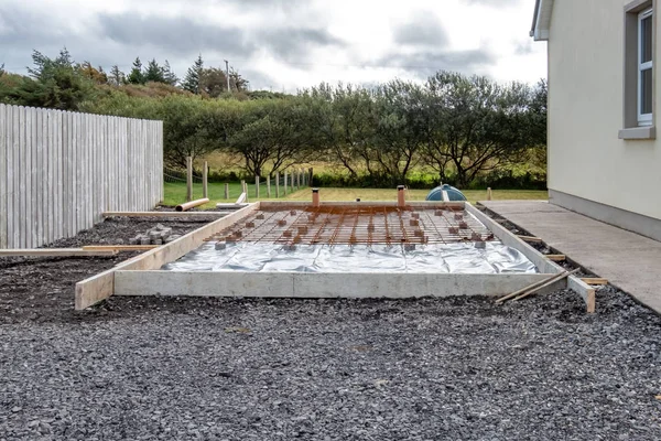 Metal reinforcement grid and wood frame for reinforced concrete basement construction — Stock Photo, Image