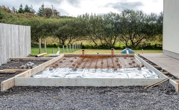 Metal reinforcement grid and wood frame for reinforced concrete basement construction — Stock Photo, Image