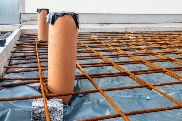 Metal reinforcement grid and wood frame for reinforced concrete basement construction — Stock Photo, Image