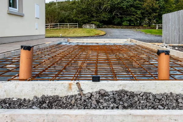 Metal reinforcement grid and wood frame for reinforced concrete basement construction — Stock Photo, Image