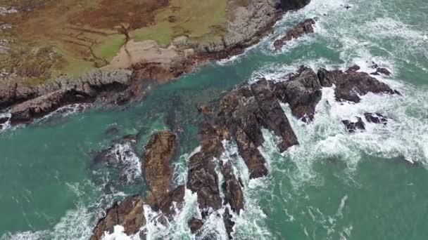 Vista aérea de Long Rock en Rosguil Pensinsula por Doagh - Donegal, Irlanda — Vídeo de stock