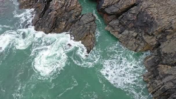 Doagh-Donegal (爱尔兰)在Rosguil Pensinsula海浪冲撞 — 图库视频影像