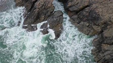 Doagh, Donegal, İrlanda 'nın Rosguil Pensinsula' sında dalgalar çarpışıyor.