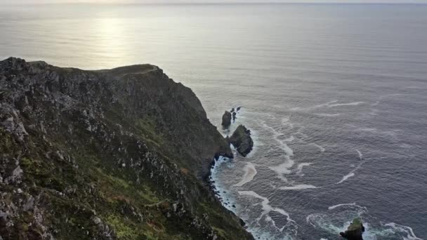 Los acantilados aéreos de Slieve League se encuentran entre los acantilados marítimos más altos de Europa que se elevan 1972 pies o 601 metros sobre el Océano Atlántico - Condado de Donegal, Irlanda — Vídeo de stock