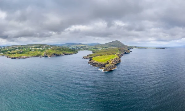 Flygfoto över Teelin Bay och Kilcar i grevskapet Donegal på Wild Atlantic Way i Irland — Stockfoto