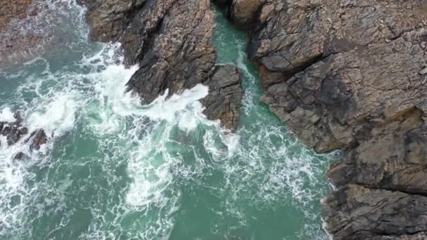 아일랜드의 돈갈 해안에서 대서양의 파도가 바위에 부딪치다 — 비디오