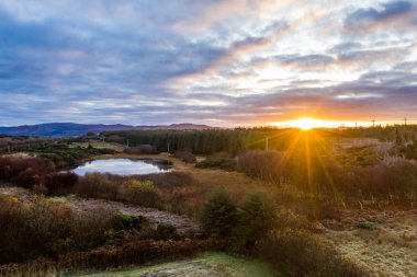Donegal, İrlanda 'da bir peatbataklıkta gün doğumu
