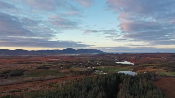 Salida del sol sobre Bonny Glen por Portnoo en el Condado de Donegal - Irlanda — Vídeo de stock