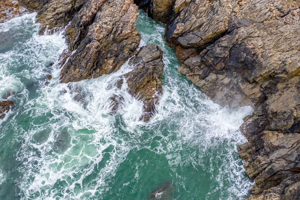 Onde atlantiche sbattono contro la roccia sulla costa del Donegal in Irlanda — Foto Stock