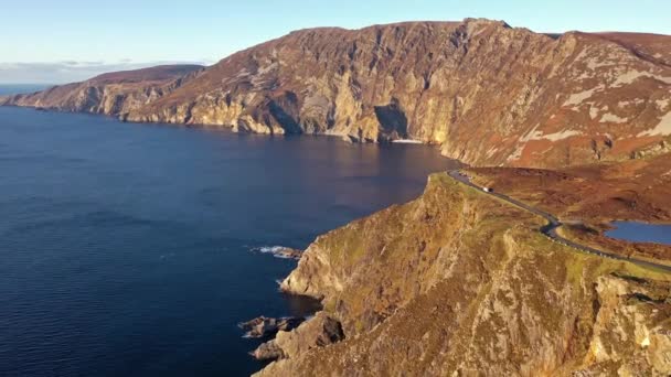 İrlanda 'nın Donegal ilçesindeki Slieve League uçurumlarının hava manzarası. — Stok video