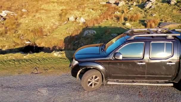 Voando para longe da coleta nas falésias Slieve League no Condado de Donegal, Irlanda — Vídeo de Stock