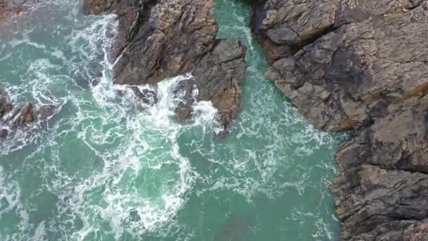 Atlantische golven spatten tegen de rots aan de Donegal kust in Ierland — Stockvideo