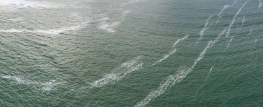 Büyük mavi okyanus arka plan ile orta dalgalar düz aşağı bakıyor