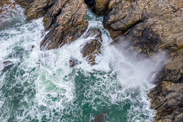 Atlantikwellen plätschern gegen den Felsen an der Donegal-Küste in Irland — Stockfoto