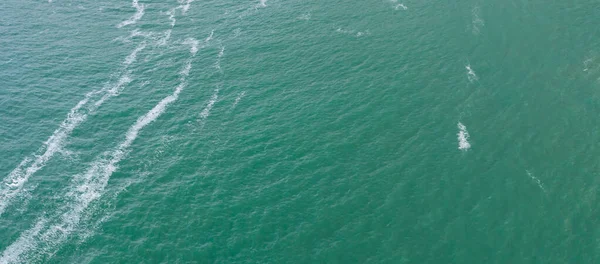 Vasto sfondo blu oceano con onde moderate guardando dritto verso il basso — Foto Stock