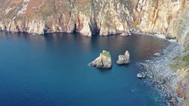 İrlanda 'nın Donegal ilçesindeki Slieve League uçurumlarındaki deniz yığınlarının hava manzarası. — Stok video