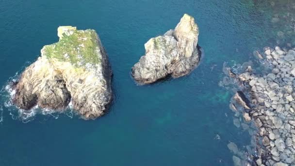 Aerial view of the sea stacks at the Slieve League cliffs in County Donegal, Ireland — Stock Video