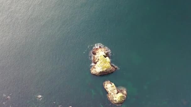 Vista aérea das pilhas de mar nas falésias Slieve League no Condado de Donegal, Irlanda — Vídeo de Stock