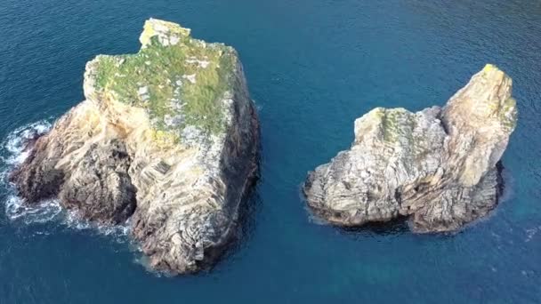 Aerial view of the sea stacks at the Slieve League cliffs in County Donegal, Ireland — Stock Video