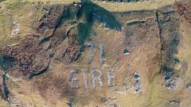 Vue aérienne du panneau Eire 71 sur les falaises de Slieve League dans le comté de Donegal, en Irlande — Video