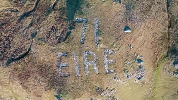 Aerial view of the Eire 71 sign at the Slieve League cliffs in County Donegal, Ireland — Stock Video