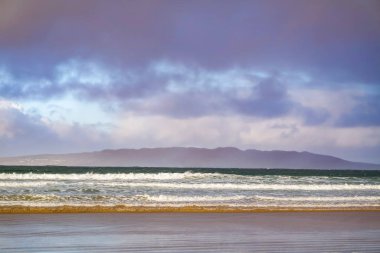 Narin Strand Portnoo, Donegal, İrlanda 'da güzel, büyük, mavi bir plajdır.