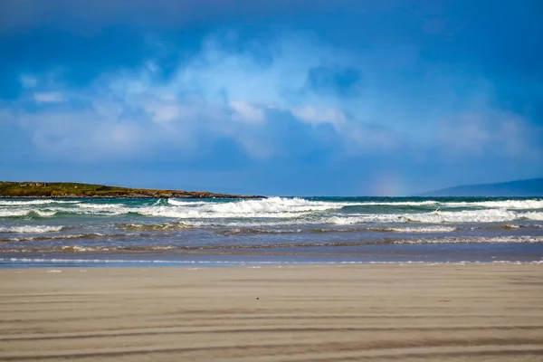 ナリンストランド(Narin Strand)は、アイルランドのドニゴール州ポルトノにある美しい大きな青い旗のビーチです。 — ストック写真
