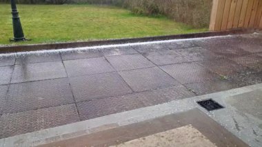 Fırtına sırasında verandaya dolu yağıyor.