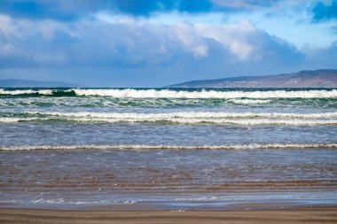 Narin Strand Portnoo, Donegal, İrlanda 'da güzel, büyük, mavi bir plajdır.