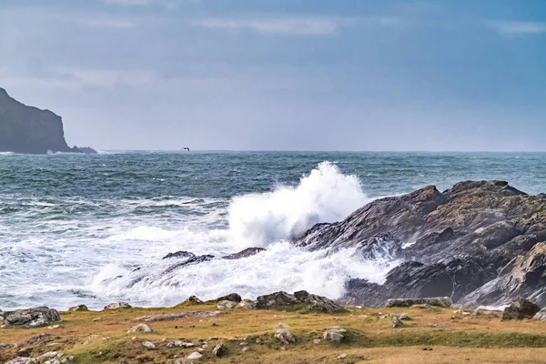 Oceano atlântico áspero um dia após a tempestade Atiyah passou em 08 de dezembro de 2019 . — Fotografia de Stock