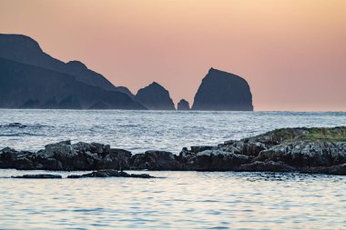 Rosbeg ve Glencolumbkille arasındaki kıyı şeridindeki kayalar fırtınadan sonra Atiyah 08 Aralık 2019, Donegal - İrlanda