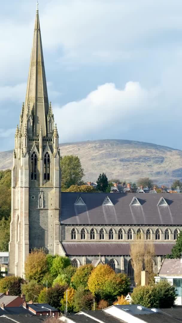 Impresionante vista de la ciudad con la catedral de San Eugenio en Derry, Irlanda del Norte — Vídeos de Stock