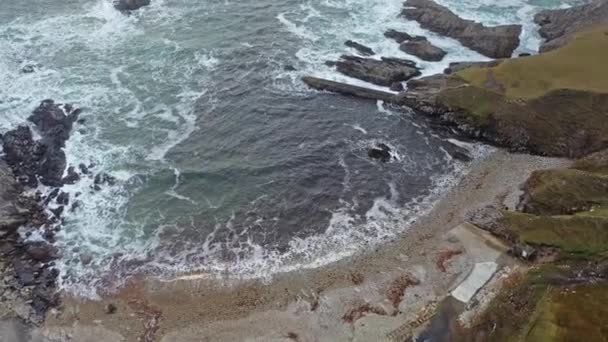 Niesamowite wybrzeże w Port między Ardara i Glencolumbkille w hrabstwie Donegal - Irlandia — Wideo stockowe