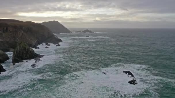 La côte étonnante au port entre Ardara et Glencolumbkille dans le comté de Donegal - Irlande — Video