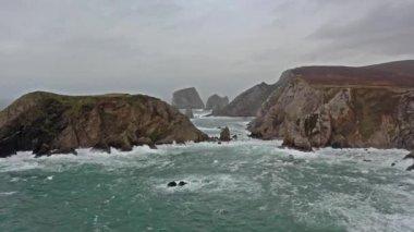 Ardara ve Glencolumbkille arasındaki inanılmaz sahil şeridi County Donegal - İrlanda