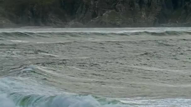 Szorstki ocean atlantycki jeden dzień po sztormie Atiyah minął 8 grudnia 2019. — Wideo stockowe