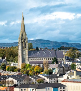 Kuzey İrlanda, Derry 'deki St. Eugenes Katedrali ile çarpıcı kasaba manzarası
