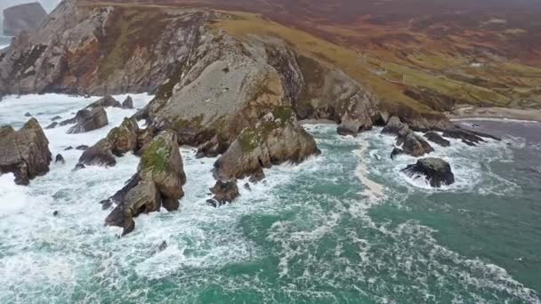 Ardara ve Glencolumbkille arasındaki inanılmaz sahil şeridi County Donegal - İrlanda — Stok video