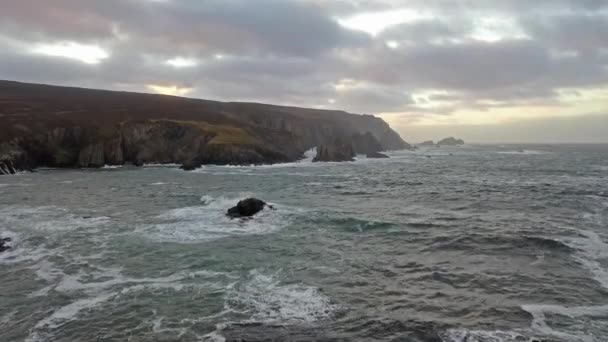 Ardara ve Glencolumbkille arasındaki inanılmaz sahil şeridi County Donegal - İrlanda — Stok video